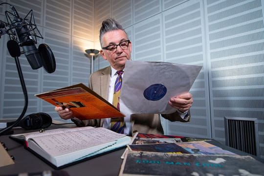 Götz Alsmann mit Platten im Tonstudio.