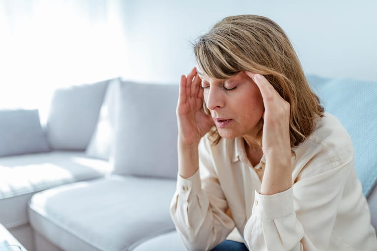 Kopf- und Gliederschmerzen: Sie treten bei der Mehrzahl der Covid-19-Erkrankungen auf.