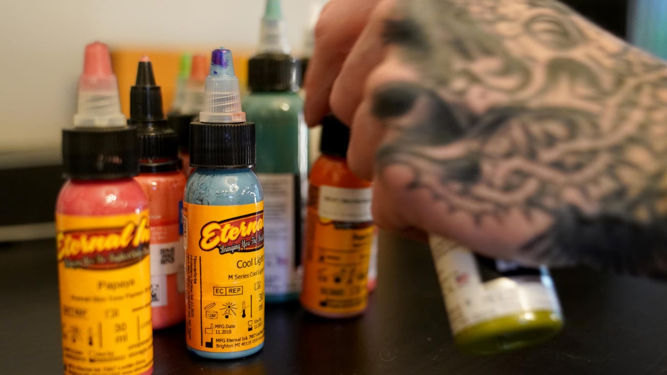 Bunte Tattoo-Farben: Tausende Substanzen in Tattoo-Farben sind ab Januar 2022 verboten.