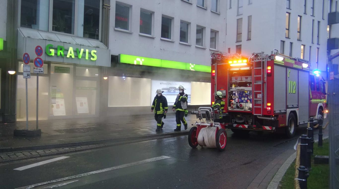 Gravis-Filiale in der Dortmunder Kampstraße: Der dichte Rauch entstammte weder einem Brandherd, noch einem Werbe-Gag – schuld war eine Einbruchs-Nebelanlage.