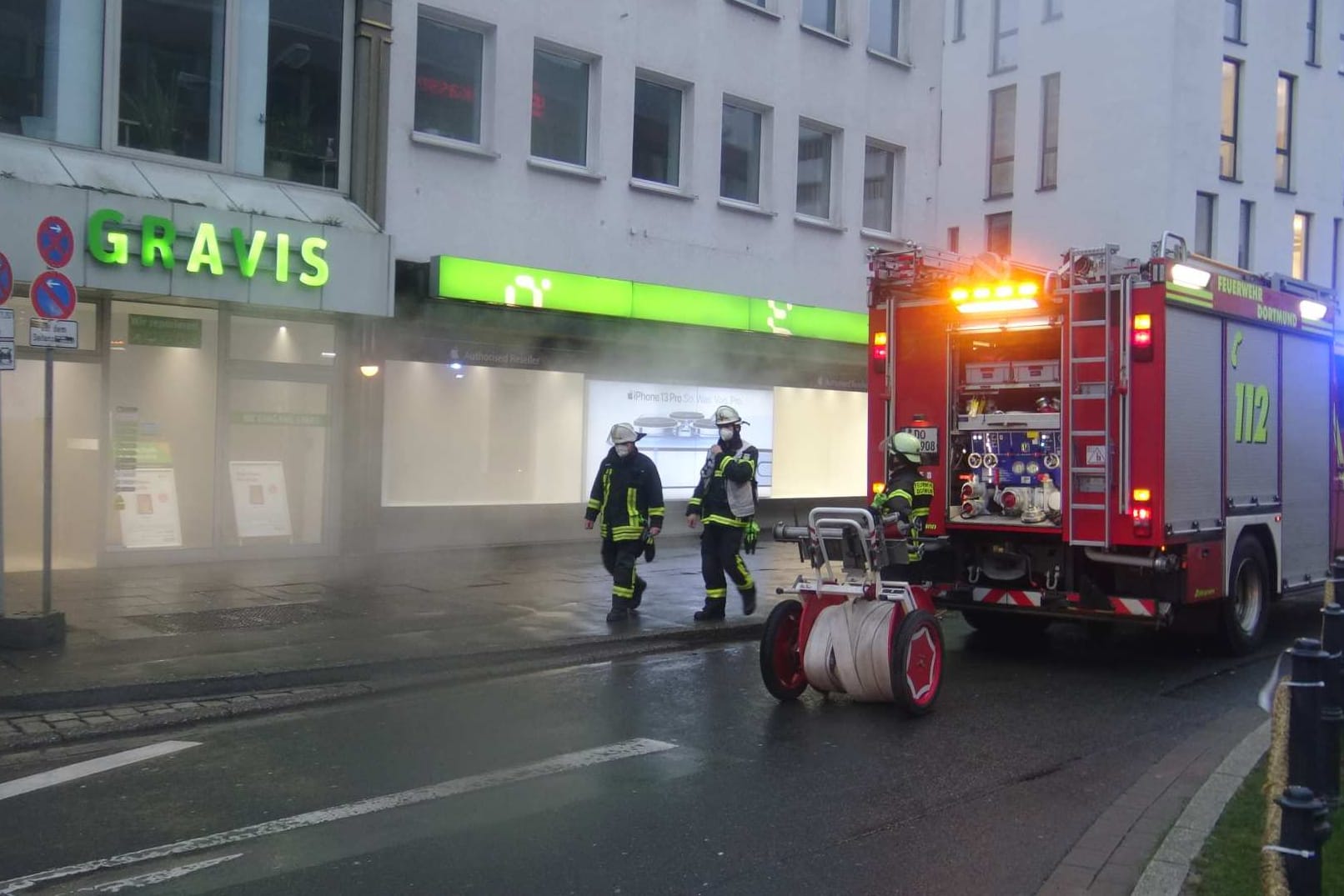 Gravis-Filiale in der Dortmunder Kampstraße: Der dichte Rauch entstammte weder einem Brandherd, noch einem Werbe-Gag – schuld war eine Einbruchs-Nebelanlage.