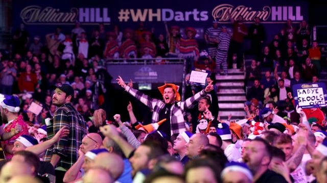 Der Darts-Weltverband hat einen coronabedingten Abbruch der WM vorerst ausgeschlossen, der Wahnsinn im Ally Pally geht weiter. Der Darts-Weltverband hat einen coronabedingten Abbruch der WM vorerst ausgeschlossen, der Wahnsinn im Ally Pally geht weiter.