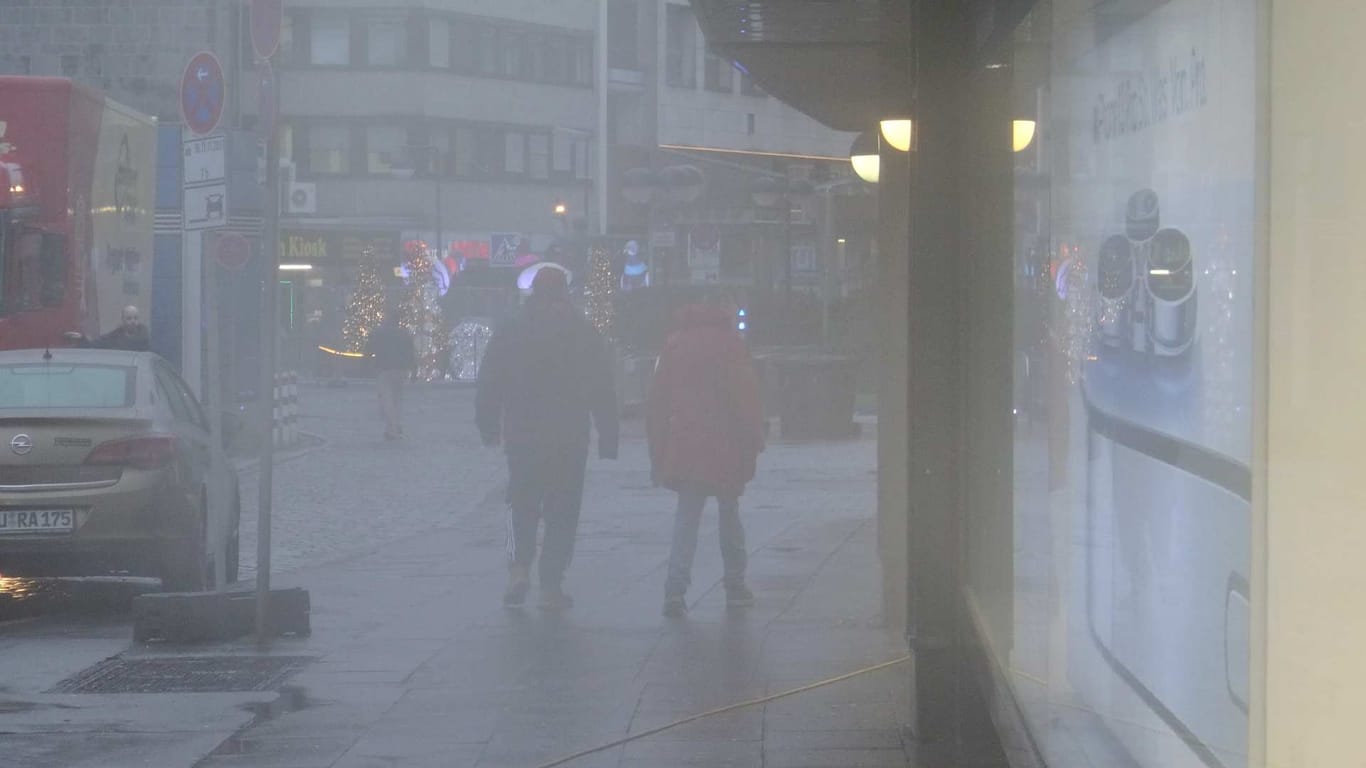 Fußgänger wateten auf der Kampstraße zeitweise durch dichten Nebel.