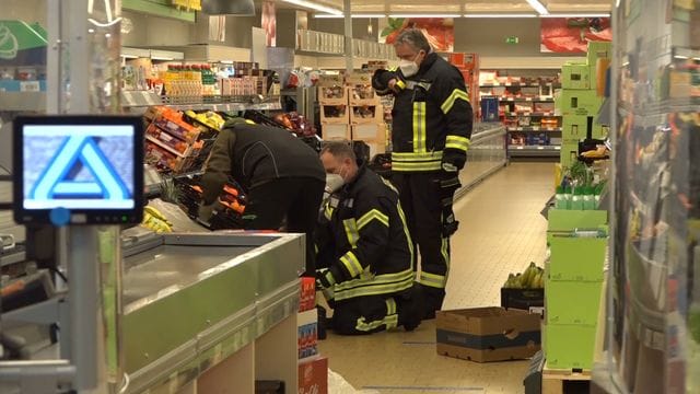 Einsatzkräfte der Polizei im Supermarkt: Sie suchen noch immer nach der Spinne. Einsatzkräfte der Polizei im Supermarkt: Sie suchen noch immer nach der Spinne.