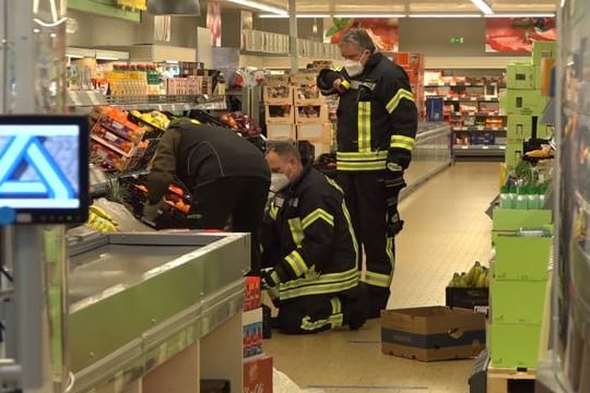 Einsatzkräfte der Polizei im Supermarkt: Sie suchen noch immer nach der Spinne.