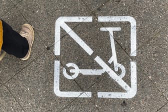 Elektro-Tretroller: Piktogramm auf einem Gehweg in Neukölln soll dafür sorgen, dass E-Scooter-Fahrer nicht auf Gehwegen fahren und wild parken.