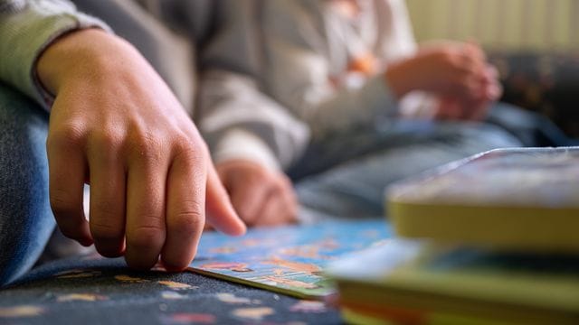 Kindern wird in einer Kita vorgelesen