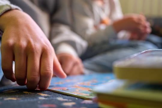 Kindern wird in einer Kita vorgelesen