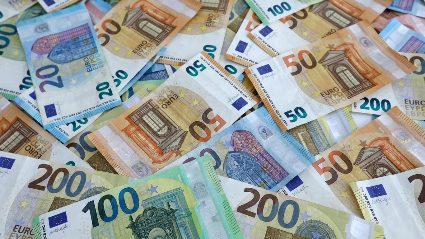 Euroscheine (Symbolbild): 1,6 Milliarden Euro hat das Land übernommen.