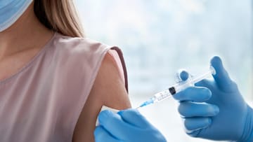 Wie bei jeder anderen Impfung auch kann es nach der Verabreichung der Corona-Impfstoffe zu Impfreaktionen und anderen Nebenwirkungen kommen. Von diesen Beschwerden berichten Betroffene am häufigsten.