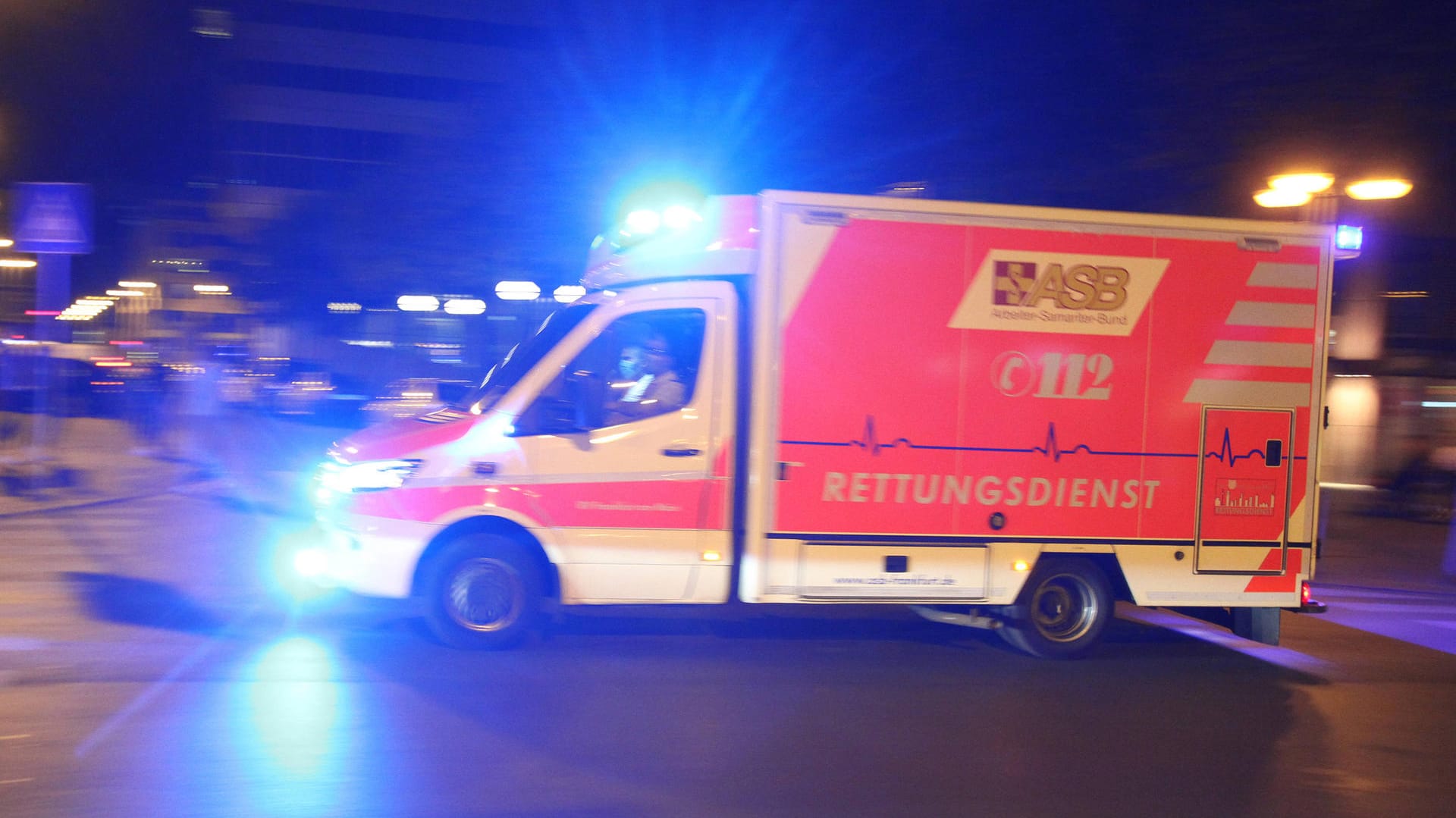 Rettungswagen des ASB fährt am Abend mit Blaulicht während eines Noteinsatzes in Frankfurt. (Symbolbild) Der 19-Jährige musste notoperiert werden. Rettungswagen des ASB fährt am Abend mit Blaulicht während eines Noteinsatzes in Frankfurt. (Symbolbild) Der 19-Jährige musste notoperiert werden.
