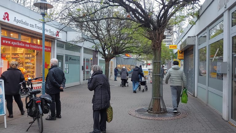 Die Einkaufsgasse am Frankfurter Berg: Hier gibt es einen Bäcker, eine Apotheke und Einkaufsmöglichkeiten.