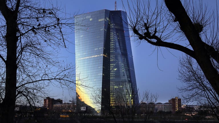Das Gebäude der Europäischen Zentralbank in Frankfurt (Symbolbild): Die Währungshüter könnten den Leitzins Anfang 2023 erhöhen, heißt es von einem Ratsmitglied.