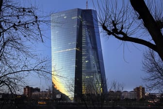 Das Gebäude der Europäischen Zentralbank in Frankfurt (Symbolbild): Die Währungshüter könnten den Leitzins Anfang 2023 erhöhen, heißt es von einem Ratsmitglied.