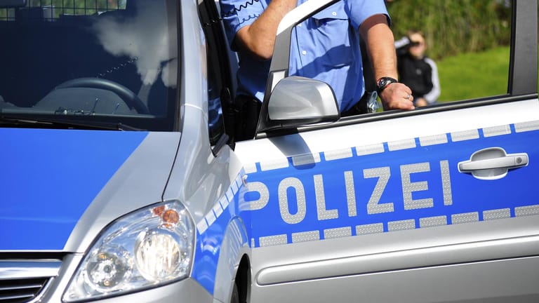 Beamte in Gießen (Symbolbild): Ein Mann hat offenbar seine Frau erschossen.