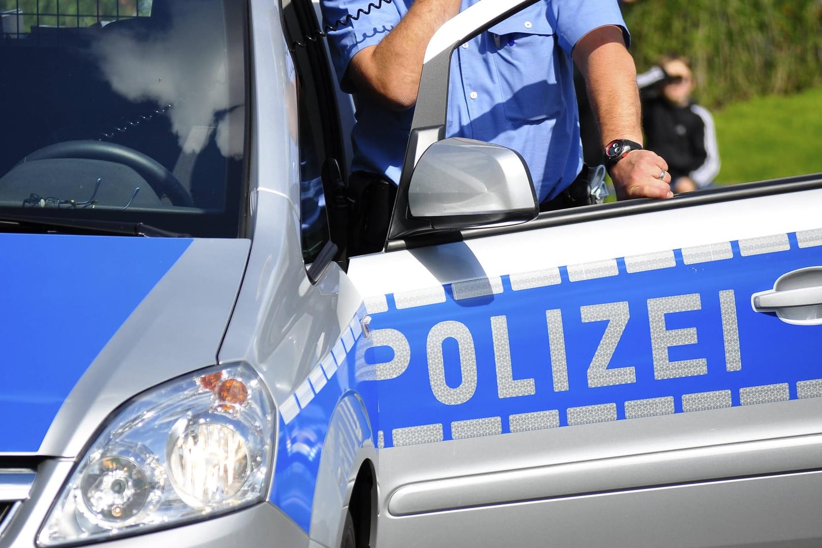 Beamte in Gießen (Symbolbild): Ein Mann hat offenbar seine Frau erschossen.