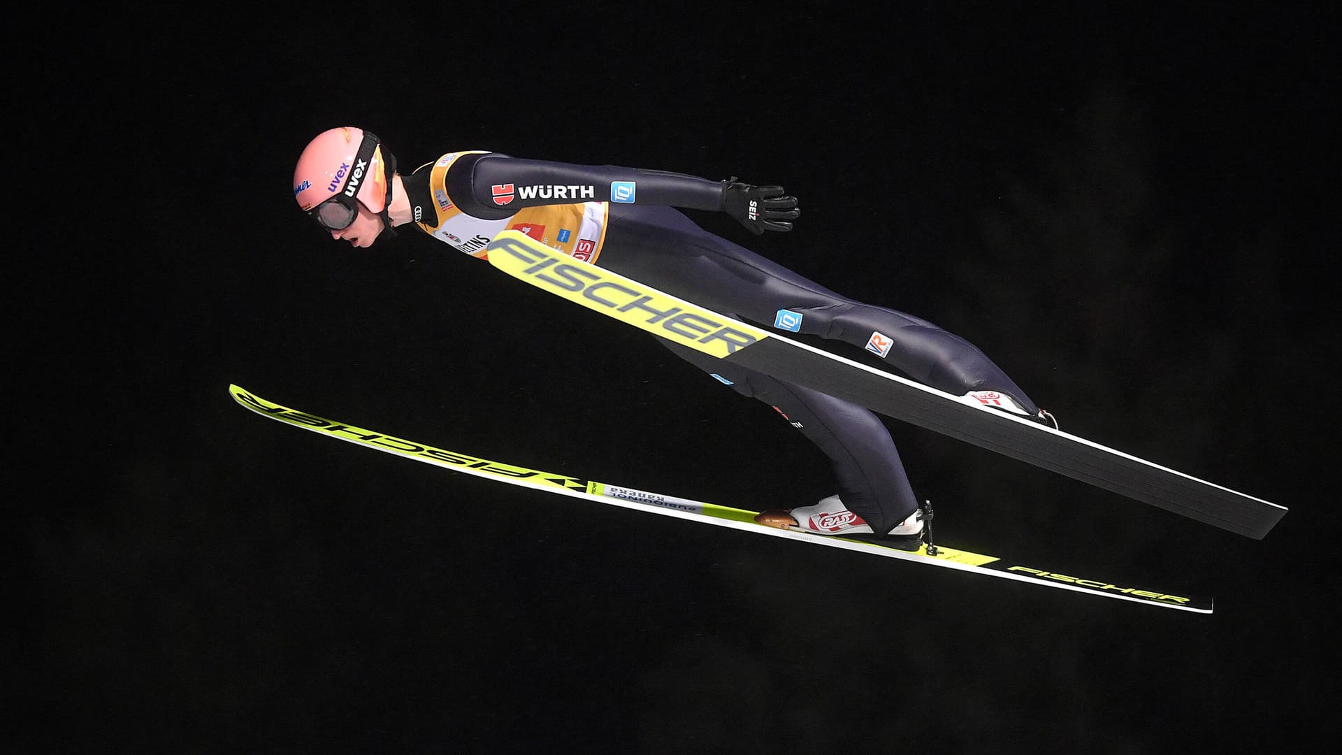 Der gebürtige Oberstdorfer Karl Geiger folg bei seinem Heimspiel auf der Schattenbergschanze auf 131,5 und 131 Meter.