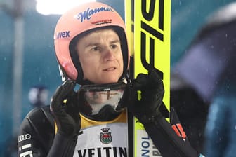 Skeptischer Blick: Karl Geiger war mit Platz fünf zum Auftakt bei der Vierschanzentournee in Oberstdorf nicht vollends zufrieden.
