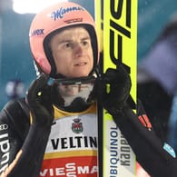 Skeptischer Blick: Karl Geiger war mit Platz fünf zum Auftakt bei der Vierschanzentournee in Oberstdorf nicht vollends zufrieden.