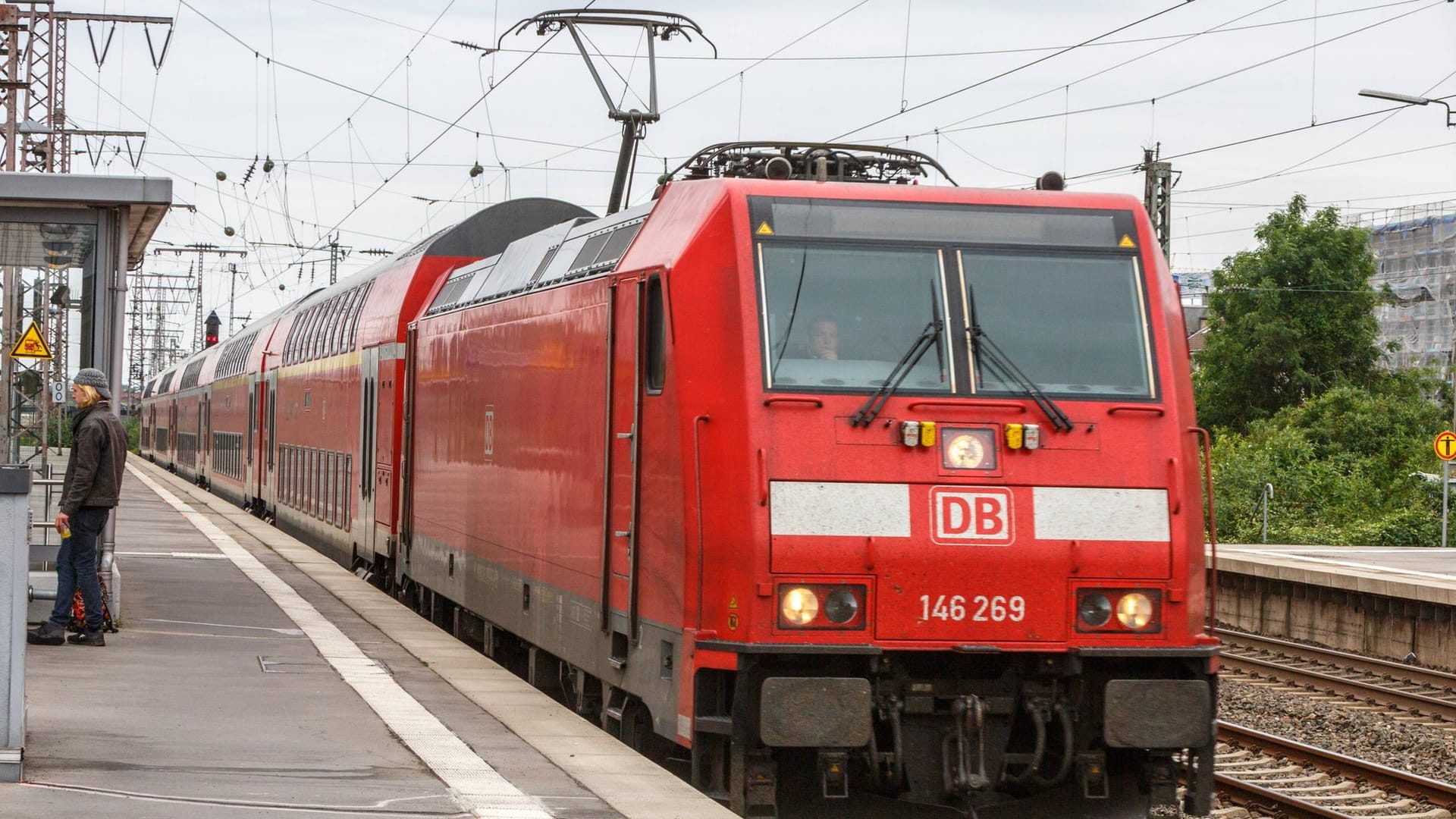 Ein Regionalexpress steht an einem Gleis im Essener Hauptbahnhof (Symbolbild): Angriffe auf Zugbegleiter haben stark zugenommen.