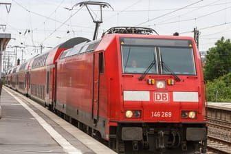 Ein Regionalexpress steht an einem Gleis im Essener Hauptbahnhof (Symbolbild): Angriffe auf Zugbegleiter haben stark zugenommen.