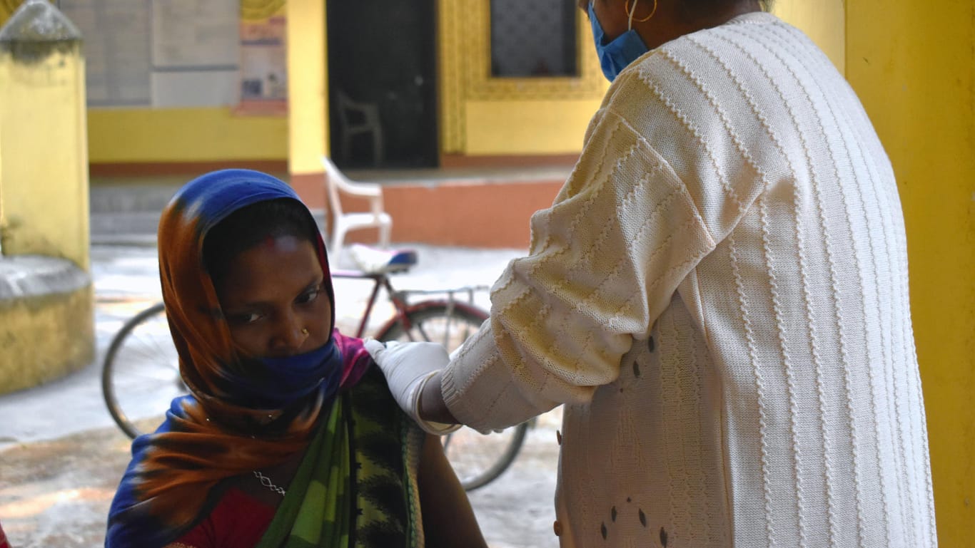 Frau erhält Impfung in Indien: In dem Land wurde ein Mittel aus Texas zugelassen.