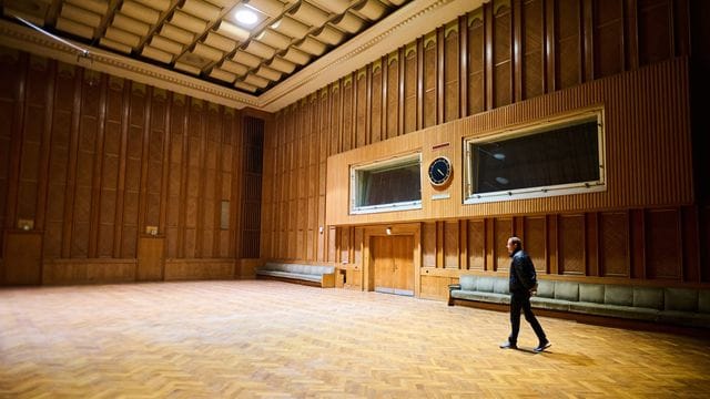 Christian Block geht durch den Sendesaal 2 im ehemaligen Sendehaus des DDR-Rundfunks. Christian Block geht durch den Sendesaal 2 im ehemaligen Sendehaus des DDR-Rundfunks.
