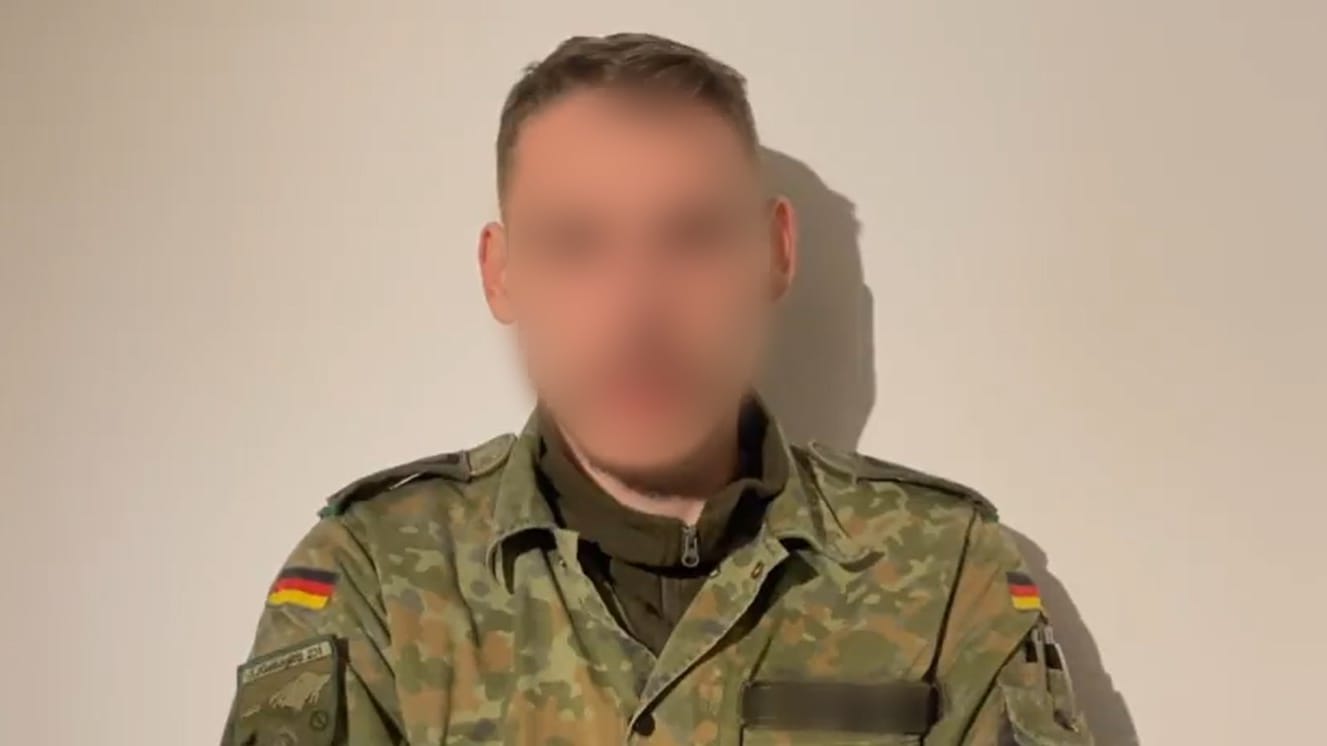 Videonachricht: In Uniform stellte der Mann sein Ultimatum, die Impfplicht zurückzunehmen.