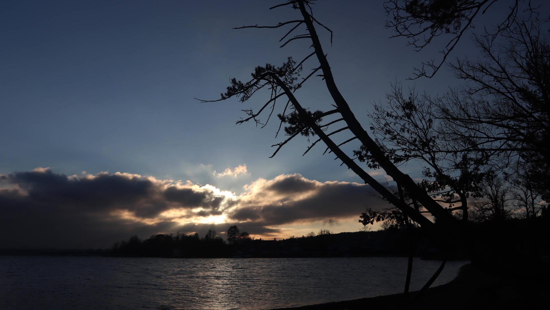 Tutzing am Starnberger See: Im Süden Deutschlands kommt vermehrt die Sonne durch, im Norden bleibt es eher regnerisch.