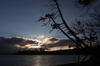 Tutzing am Starnberger See: Im Süden Deutschlands kommt vermehrt die Sonne durch, im Norden bleibt es eher regnerisch.