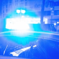 Blaulicht bei einem Polizeieinsatz (Symbolbild): Drei Männer schlugen am Kinderkrankenhaus Amsterdamer Straße auf einen Wachmann und eine Krankenschwester ein.