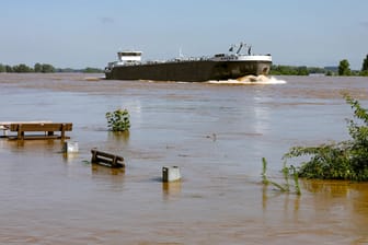 Hochwasser nach Starkregen am Rhein in Xanten: In vielen Regionen Deutschlands kam es 2021 zu Rekordniederschlägen.