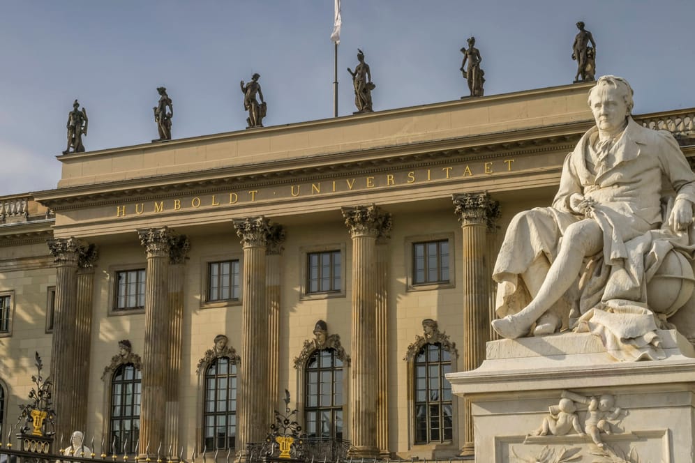 Das Denkmal Alexander von Humboldt vor dem Hauptgebäude der Humboldt-Universität. (Symbolbild) Die HU findet, dass Berlin seine Kompetenzen überschritten hat.