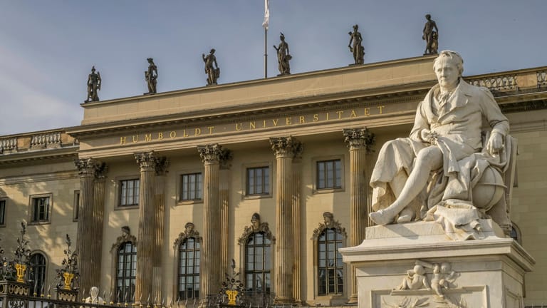 Das Denkmal Alexander von Humboldt vor dem Hauptgebäude der Humboldt-Universität. (Symbolbild) Die HU findet, dass Berlin seine Kompetenzen überschritten hat.