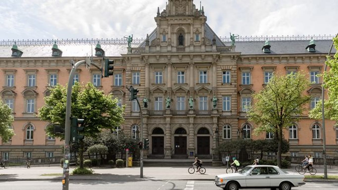 Blick auf das Ziviljustizgebäude des Landgerichts Hamburg (Archivbild): Weil der Diesel- oder Benzinanteil in dem Mittel sehr hoch war, konnte es als Kraftstoff verwendet werden.