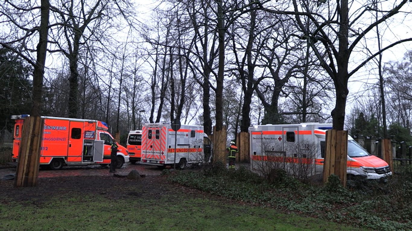 Rettungswagen am Tatort: Zum Gesundheitszustand der beiden Angeschossenen konte die Polizei zunächst keine Angaben machen.