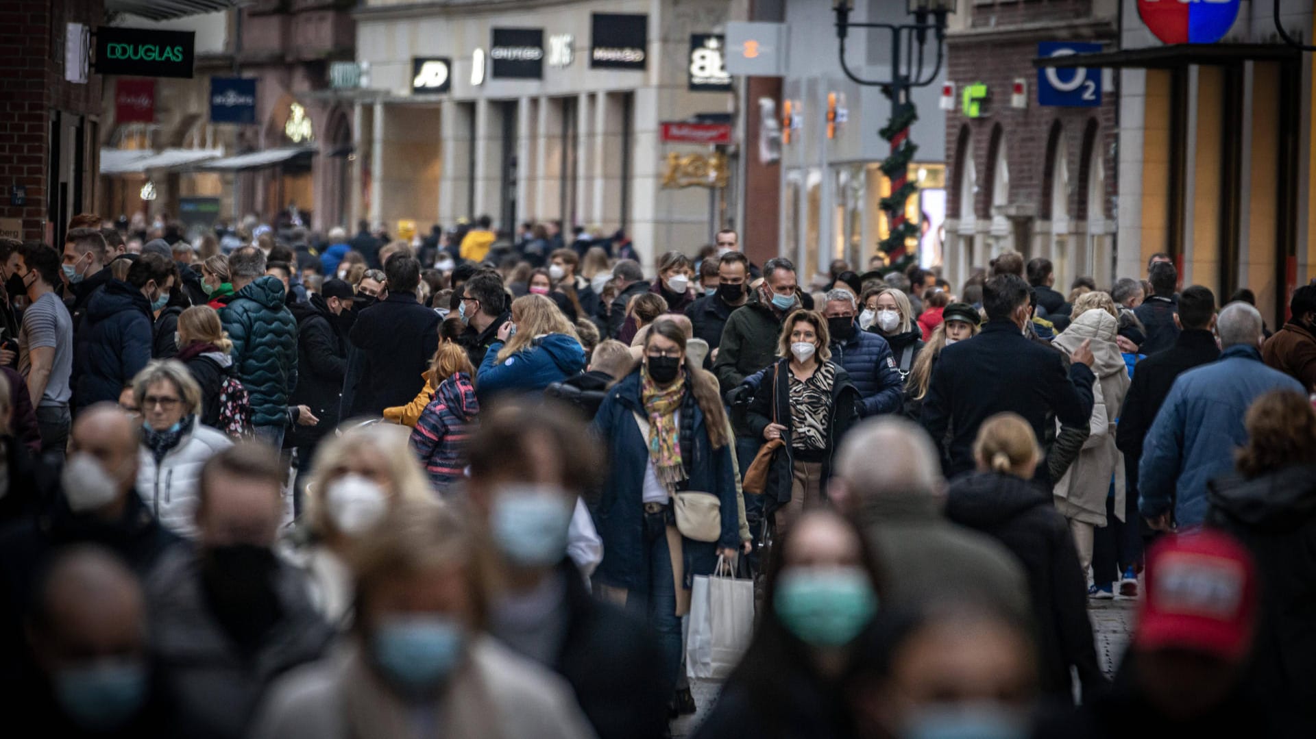 Fußgänger in Münster: Der Omikron-Anteil schwankt zwischen den Bundesländern stark.