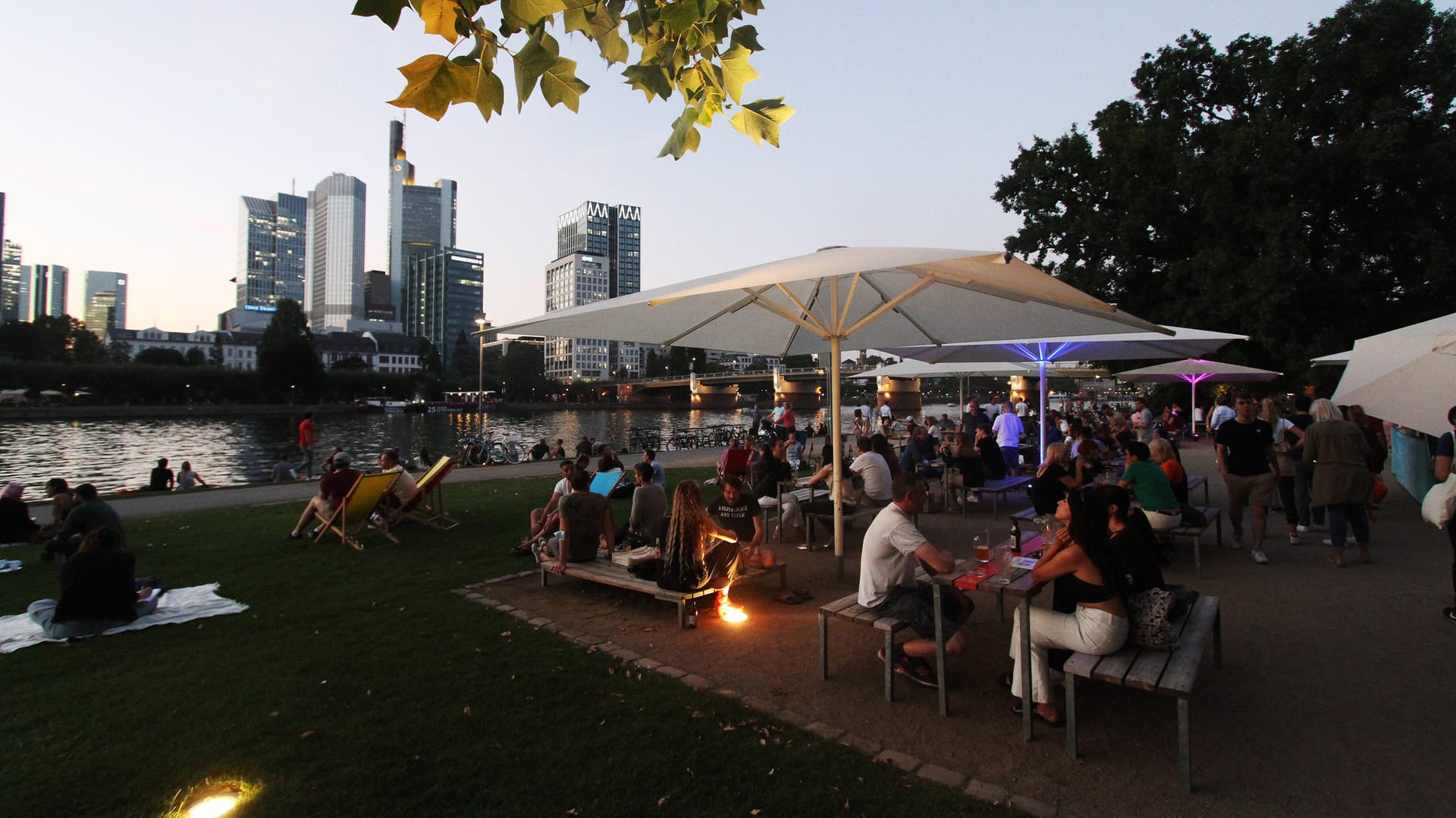 Ein voller Biergarten während eines warmen Sommerabends an der Liegewiese am Mainufer in Frankfurt (Archivbild): Das ganze Jahr war im Mittel zu warm und zu trocken.