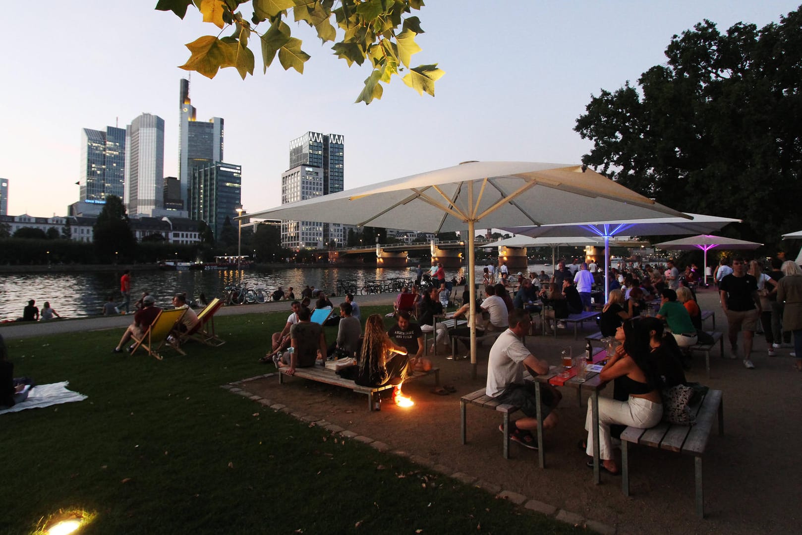 Ein voller Biergarten während eines warmen Sommerabends an der Liegewiese am Mainufer in Frankfurt (Archivbild): Das ganze Jahr war im Mittel zu warm und zu trocken.