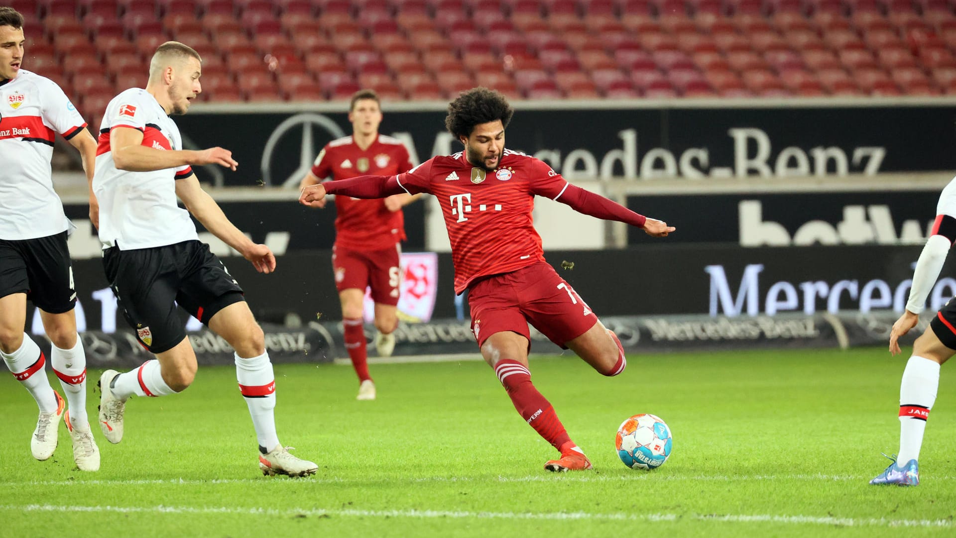 Serge Gnabry schießt auf das Stuttgarter Tor (Archivbild): Der Profi beschwert sich über den Rasen. Serge Gnabry schießt auf das Stuttgarter Tor (Archivbild): Der Profi beschwert sich über den Rasen.