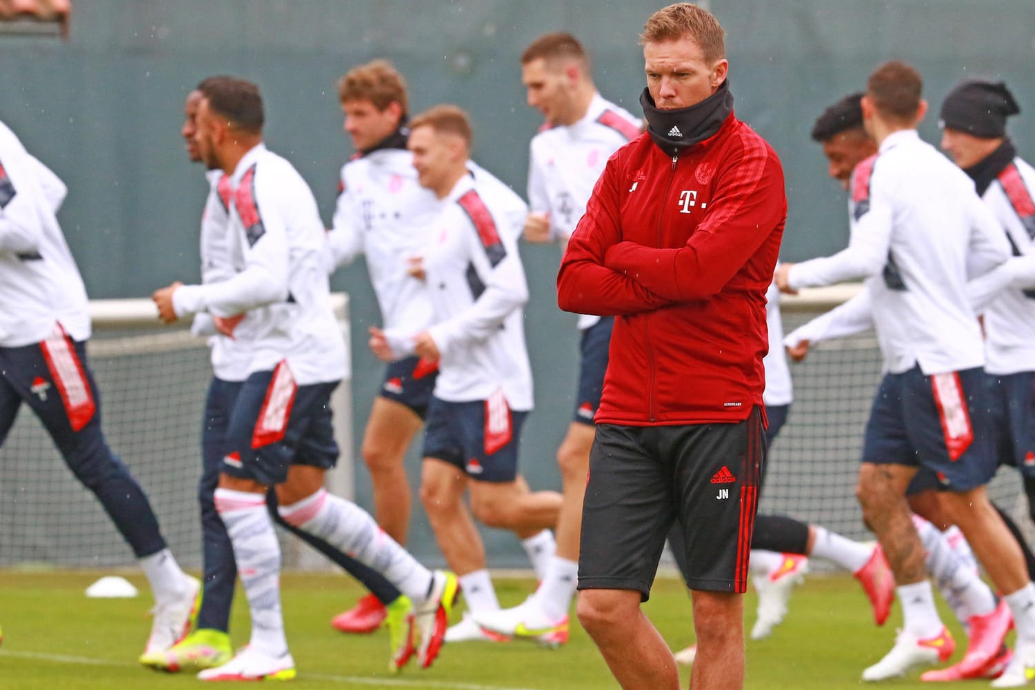 Bayern-Coach Julian Nagelsmann und die Mannschaft im Training: Im Saisonverlauf musste auch der Rekordmeister einige Corona-Infektionen vermelden.