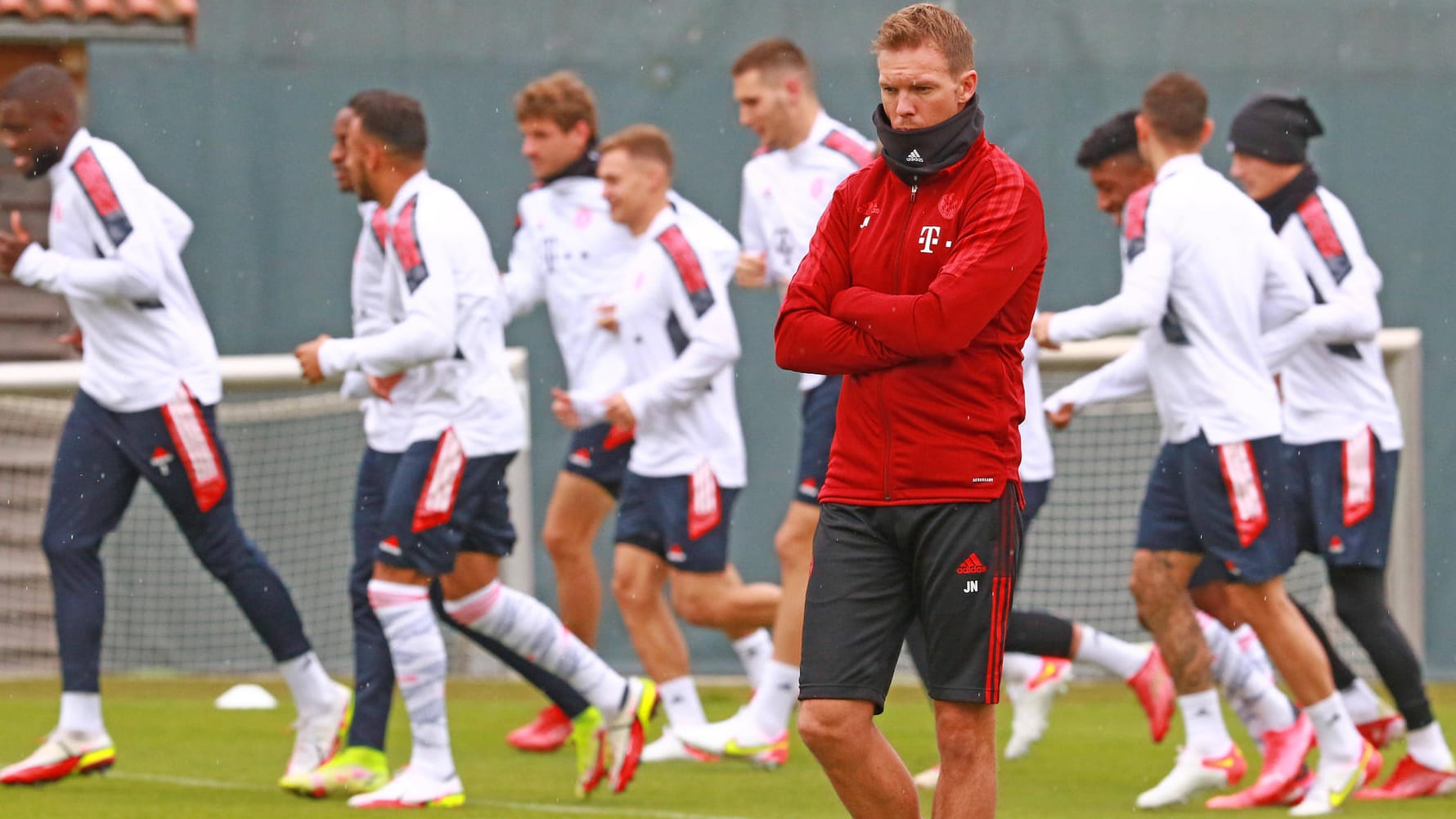 Bayern-Coach Julian Nagelsmann und die Mannschaft im Training: Im Saisonverlauf musste auch der Rekordmeister einige Corona-Infektionen vermelden.