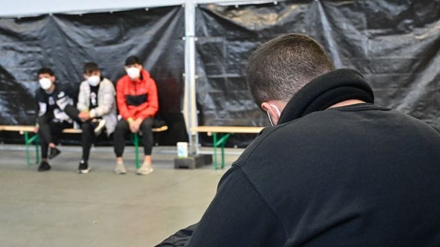 Migranten sitzen in der zentralen Bearbeitungsstelle der Bundespolizei und des Bundesamtes für Migration und Flüchtlinge; Mehr als 11.000 Migranten kamen in diesem Jahr unerlaubt über Belarus und Polen nach Deutschland. (Archivbild)