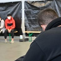 Migranten sitzen in der zentralen Bearbeitungsstelle der Bundespolizei und des Bundesamtes für Migration und Flüchtlinge; Mehr als 11.000 Migranten kamen in diesem Jahr unerlaubt über Belarus und Polen nach Deutschland. (Archivbild)