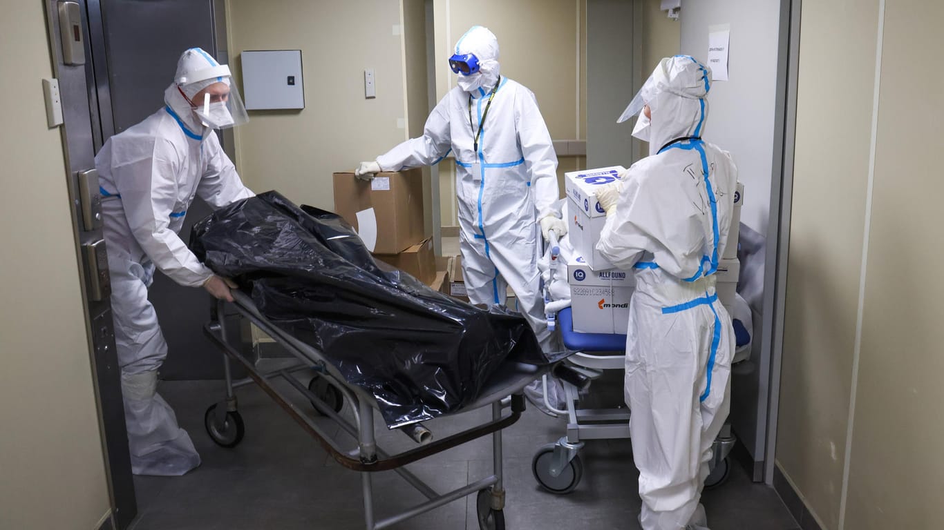 Krankenhauspersonal transportiert einen Patienten, der an Covid-19 gestorben ist (Symbolbild): Die USA verzeichnet mehr als 800.000 Tote.