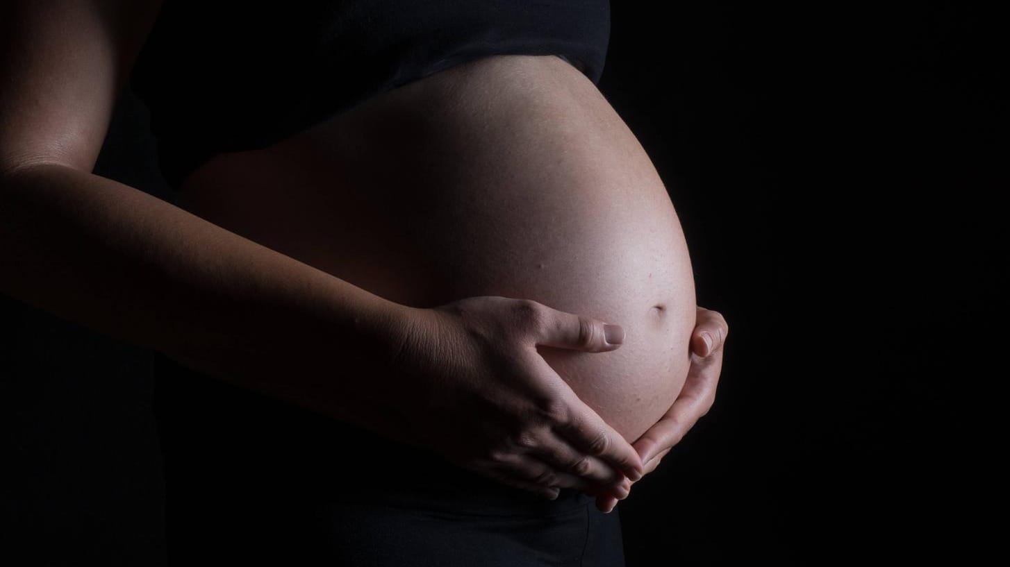 Ein Schwangerschaftsbauch (Symbolbild): Die Israelin wurde mit einer doppelten Gebärmutter (Uterus didelphys) geboren.