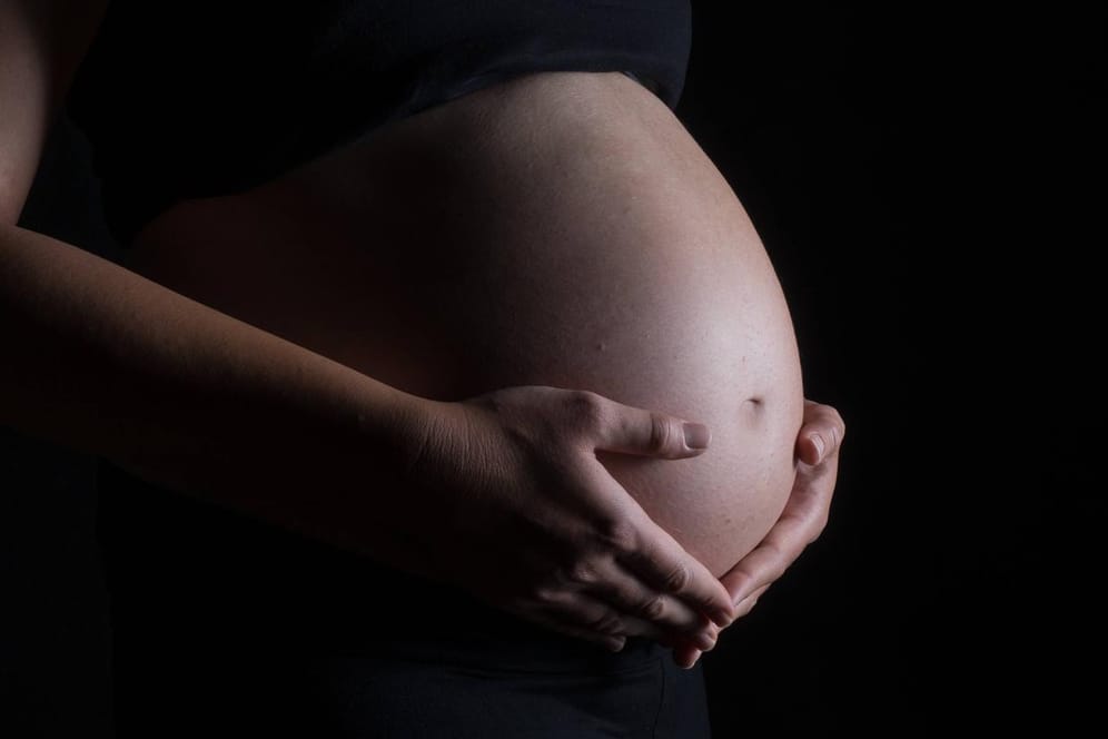 Ein Schwangerschaftsbauch (Symbolbild): Die Israelin wurde mit einer doppelten Gebärmutter (Uterus didelphys) geboren.