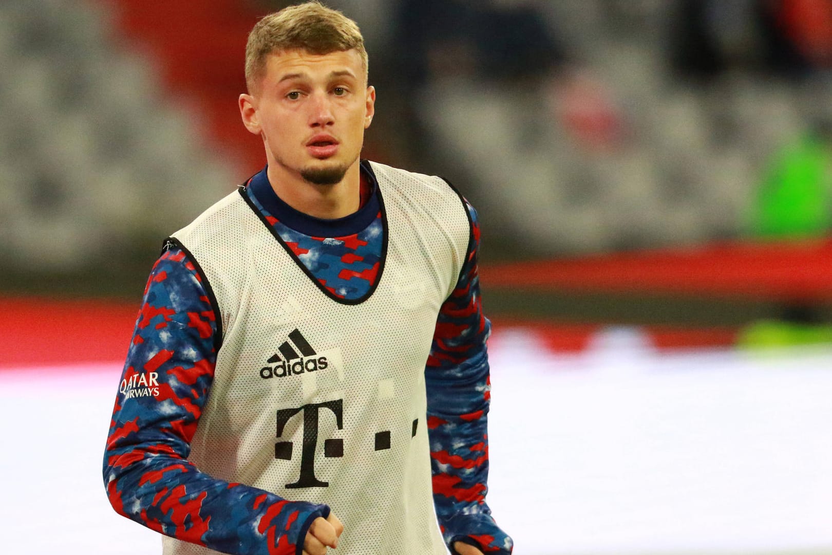 Gewohntes Bild: Michaël Cuisance im Aufwärmdress des FC Bayern. Bei seinem neuen Klub soll er nun auch häufiger das Trikot im Spiel tragen.