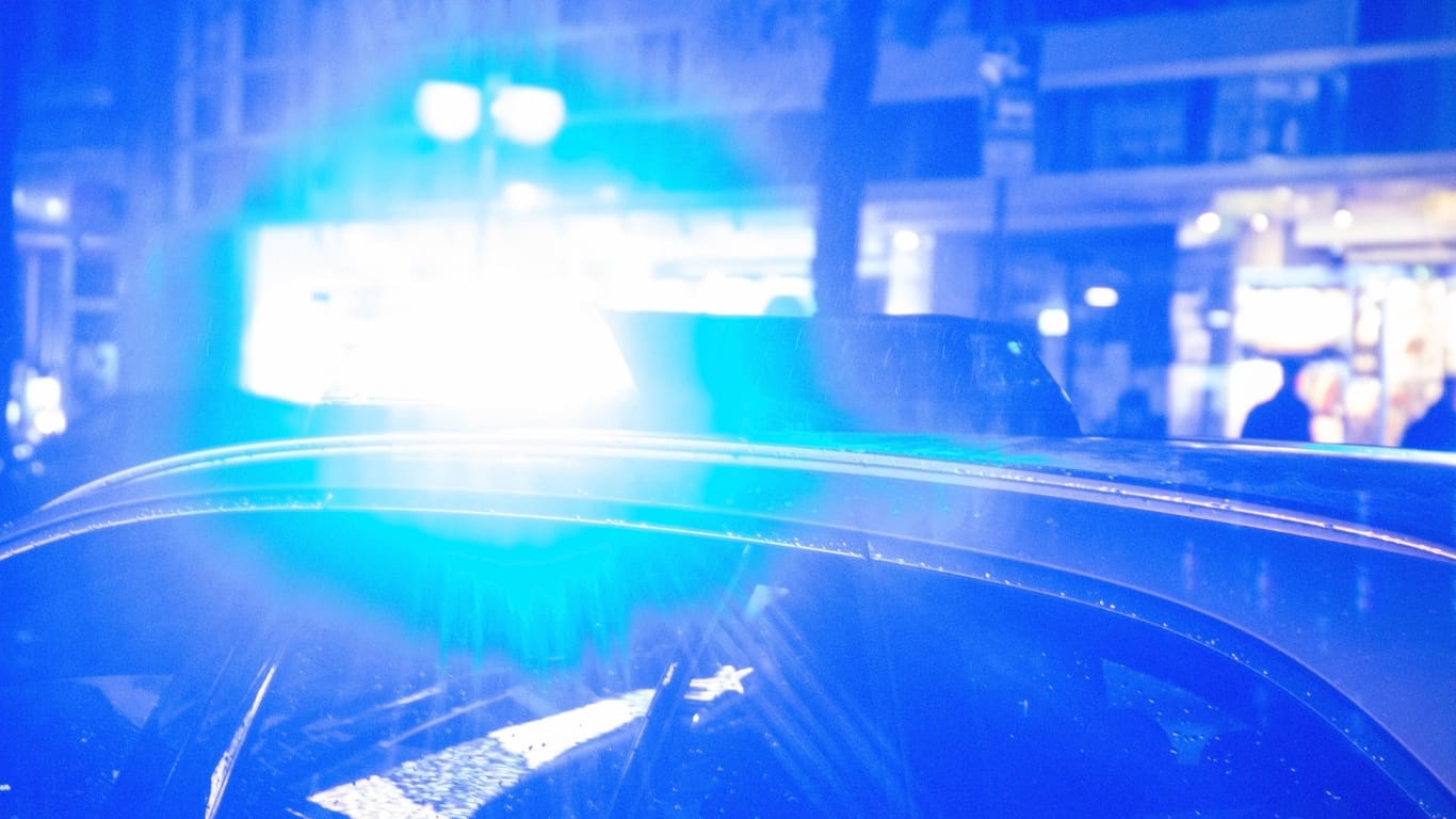 Blaulicht (Symbolbild): Am Mainzer Hauptbahnhof rastete ein Maskenverweigerer aus.