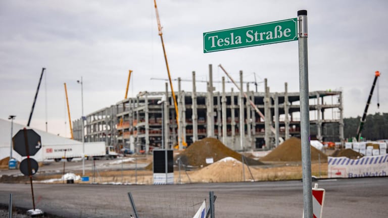 Eine Baustelle an der Tesla Gigafactory im brandenburgischen Grünheide (Symbolbild): Der geplante Produktionsstart verschiebt sich ins neue Jahr.
